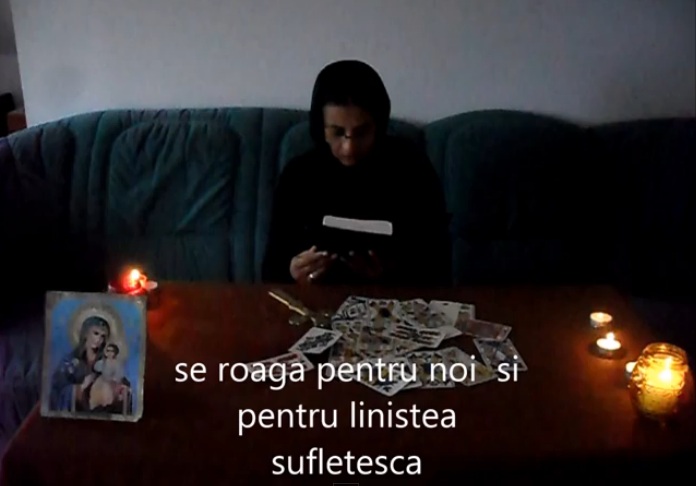 Tamaduitoarea tine icoanele laolalta cu cartile de ghicit