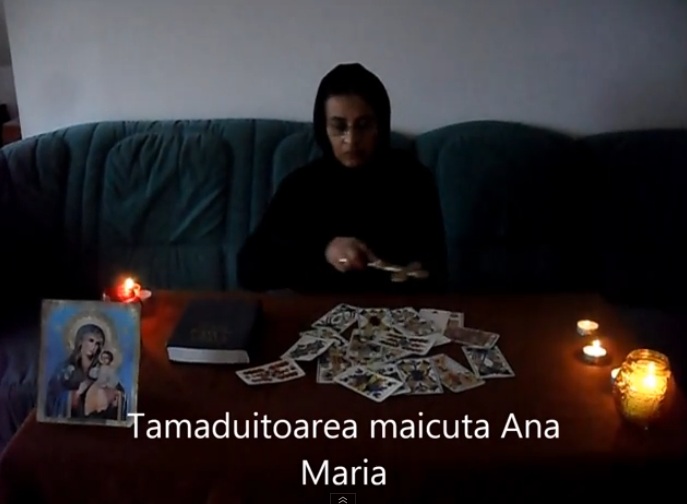 Tamaduitoarea tine icoanele laolalta cu cartile de ghicit