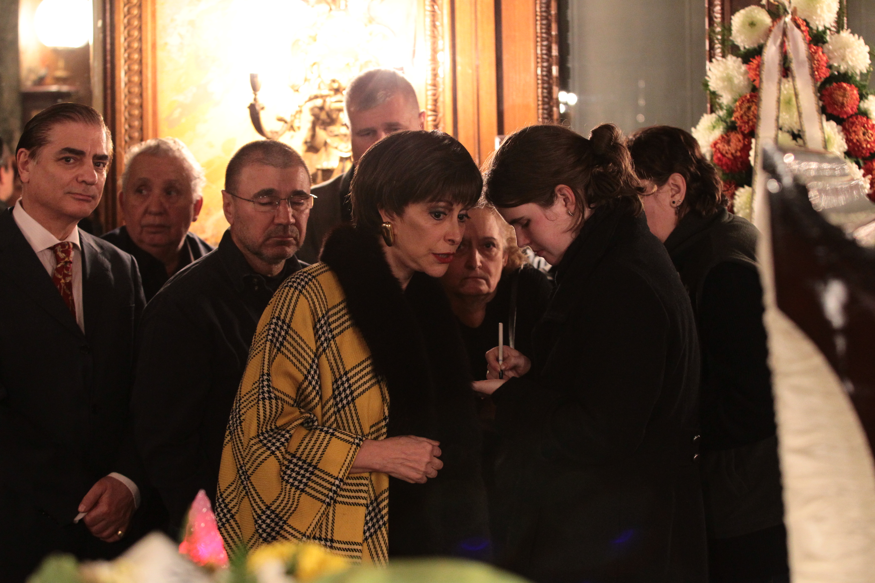 Ana a avut nevoie de sustinere la catafalcul tatalui ei