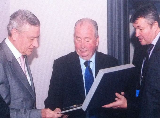 Mircea Sandu i-a acordat o placheta lui Julio Grondona. Florin Nedelcu (dreapta) a fost alaturi de cei doi