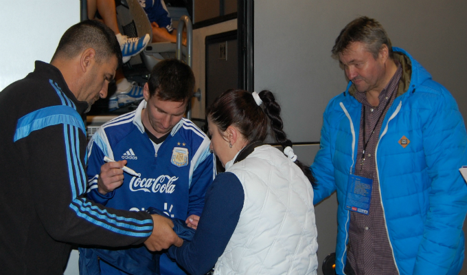 Florin Nedelcu a fost mereu in preajma lui Messi. pe parcursul vizitei la Bucuresti, fotbalistul Barcelonei a fost cel mai cautat jucator cand a venit vorba de autografe