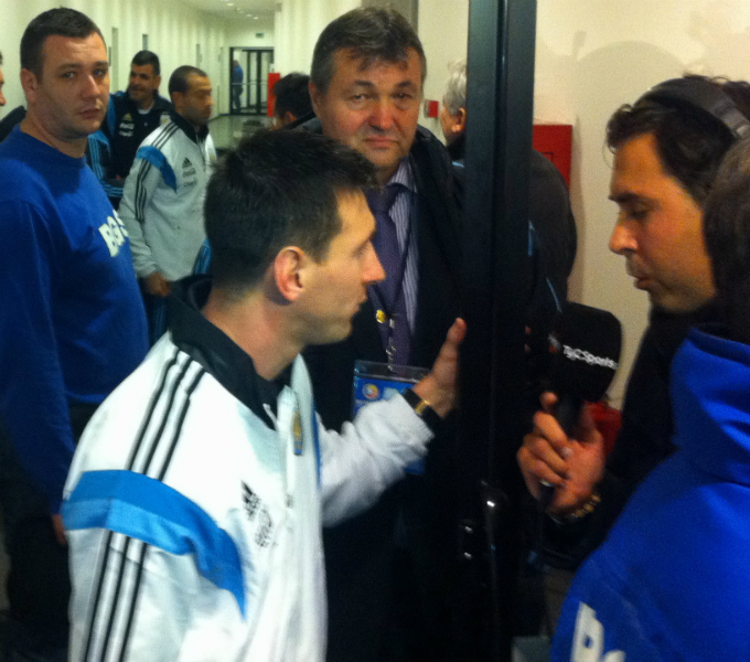 Messi si Florin Nedelcu (in plan indepartat)