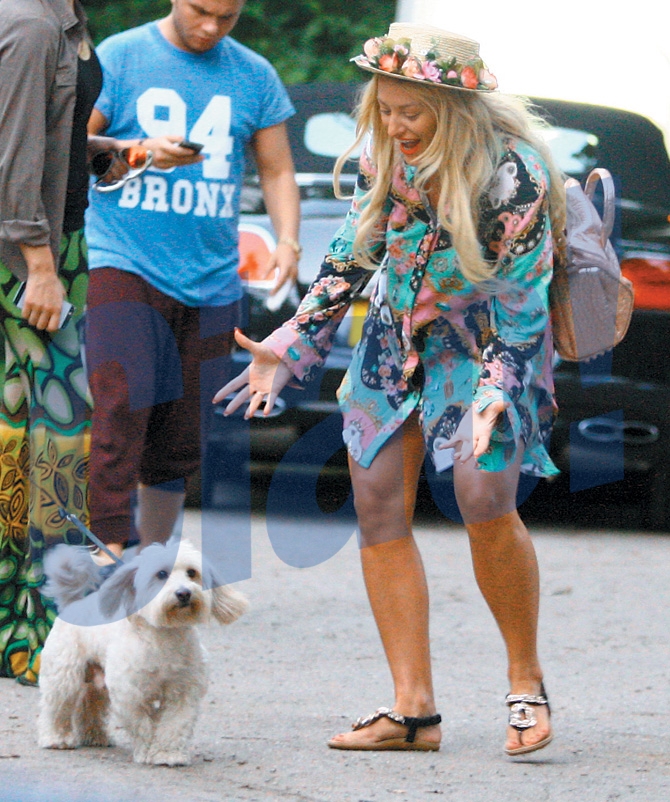 Delia isi ingrijeste cainele ca pe un copil