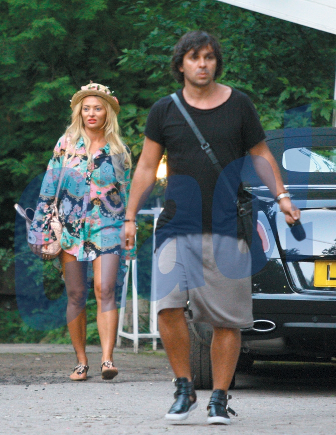 Delia isi ingrijeste cainele ca pe un copil