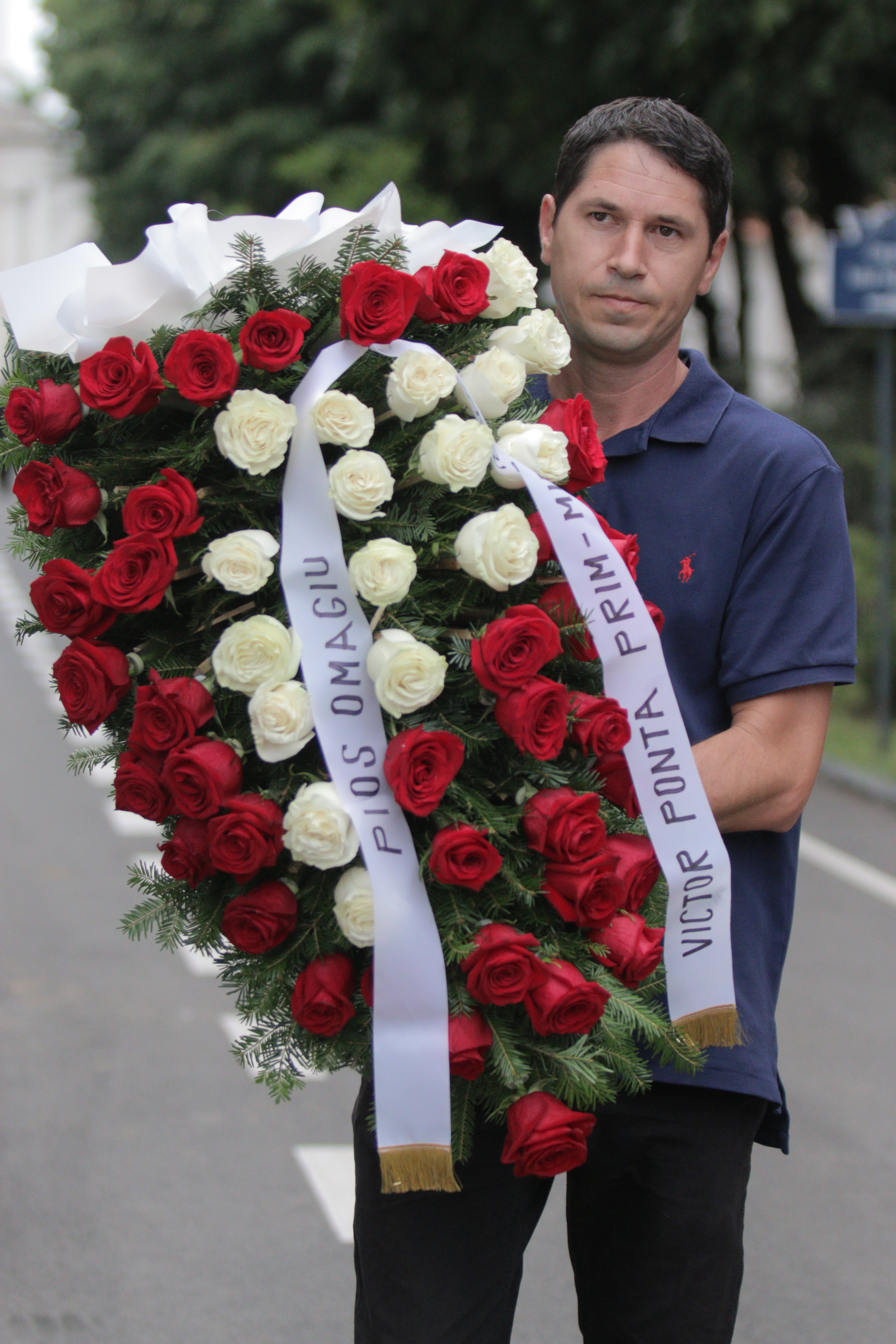 Premierul Victor Ponta a trimis o coroana de flori