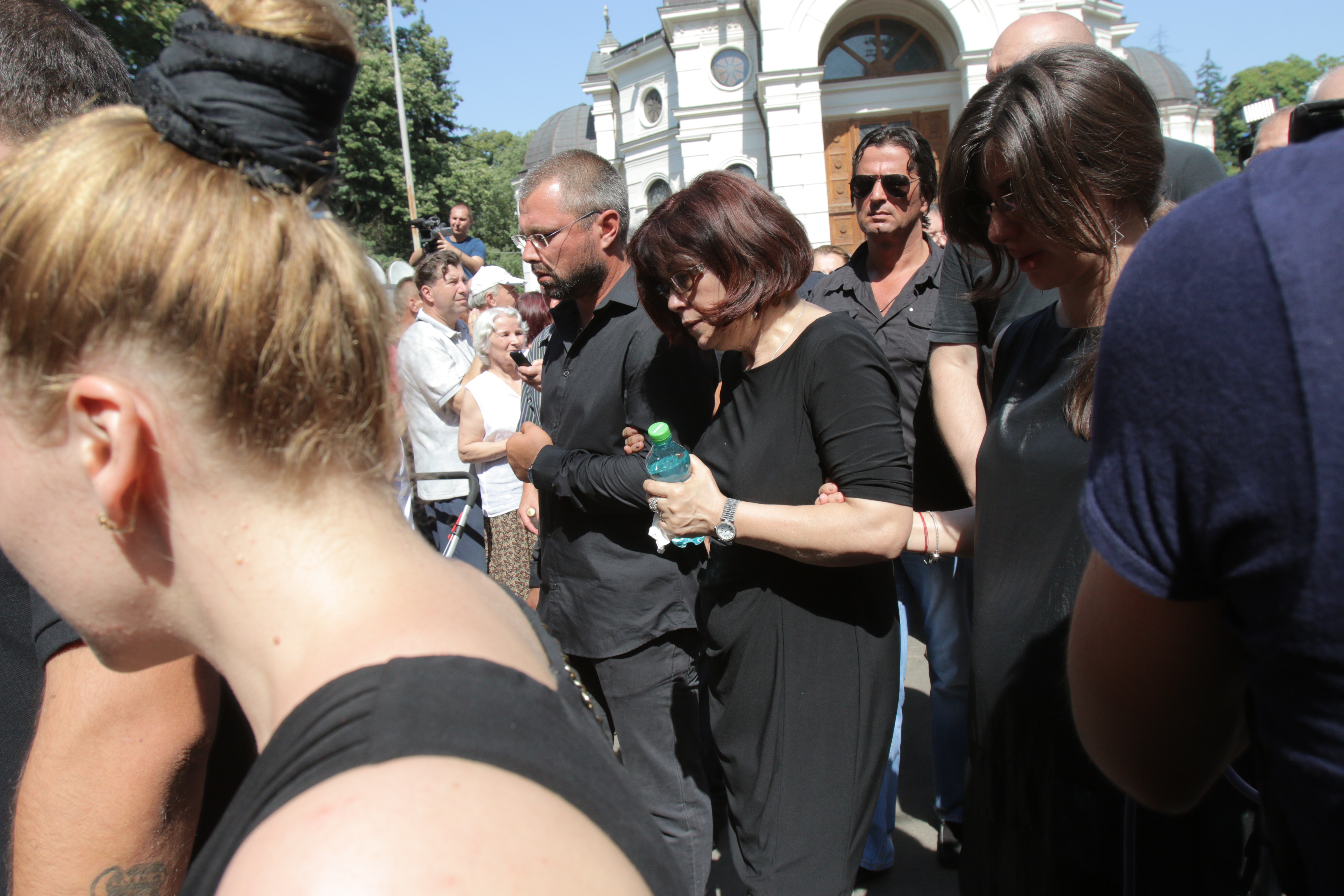 Sotia lui Szobi Cseh a fost tinuta de brate de apropiati