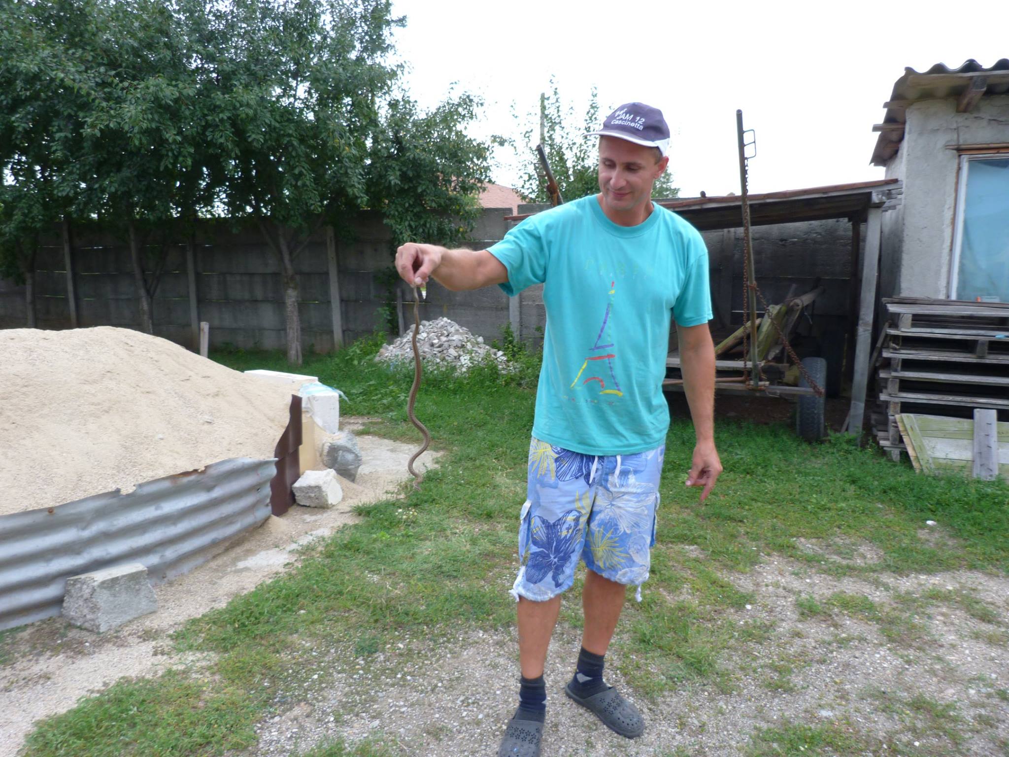 Iulian Stroe a descoperit un sarpe pe langa casa