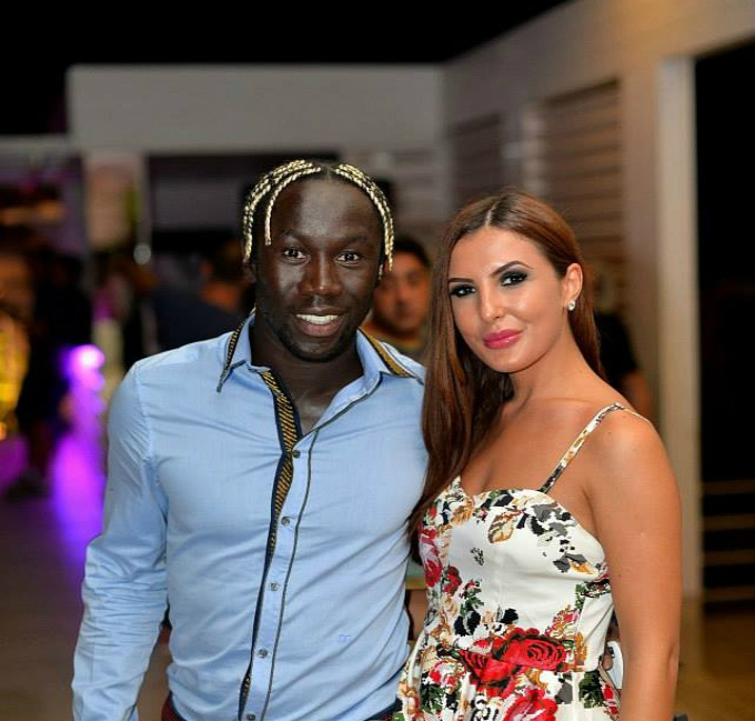 Una dintre domnisoarele din cluburile din Mamaia a dorit o amintire cu fotbalistul francez