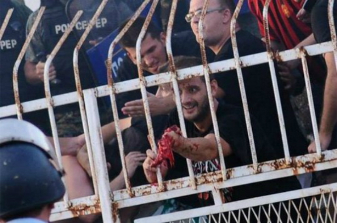 Fanul le arata jandarmilor ce a patit din cauza neatentiei lor