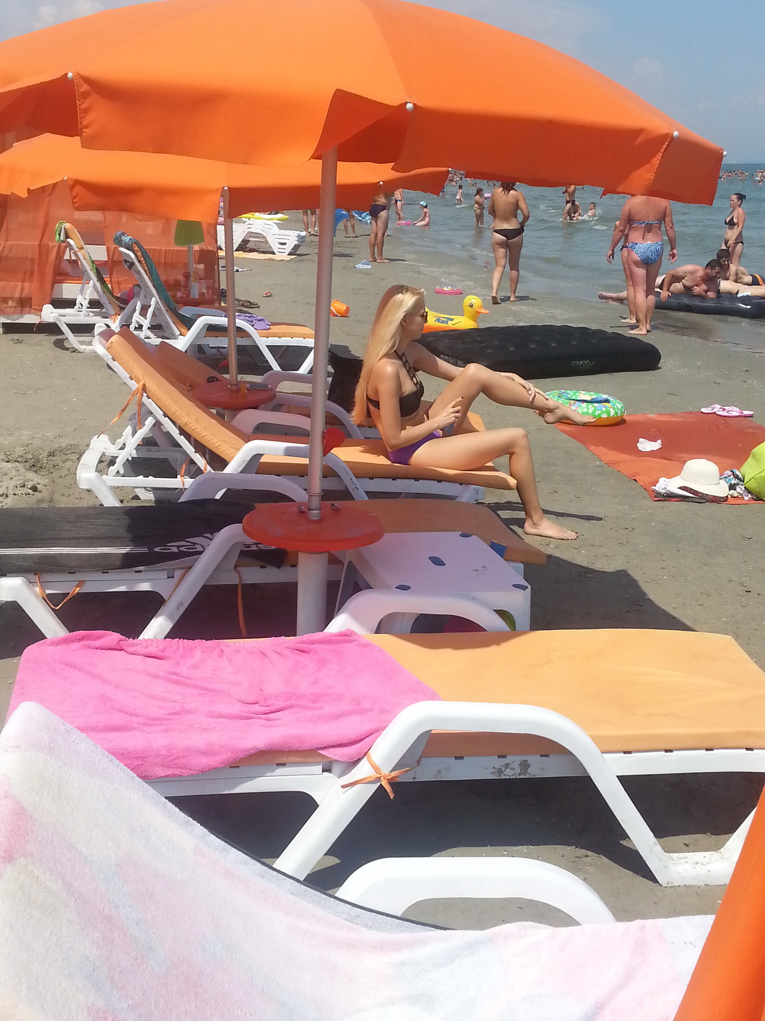 Blonda se unduieste sexy, in timp ce unge cu lotiune