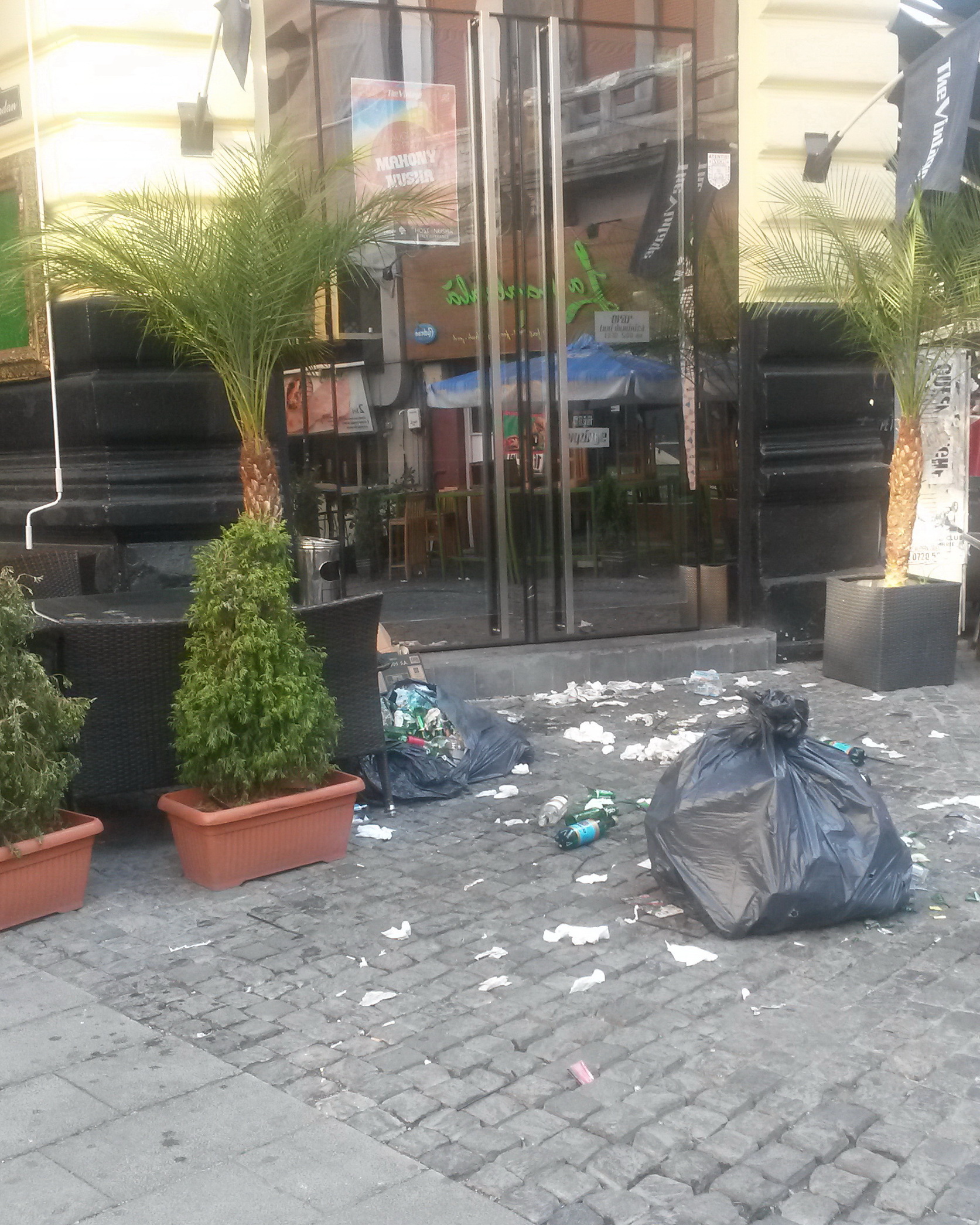 La intrarea pe Amrdan gunoaiele stau aruncate chiar in fata unui club