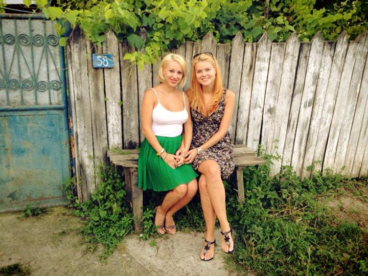 Cele doua prietene s-au pozat pe bancuta de la poarta