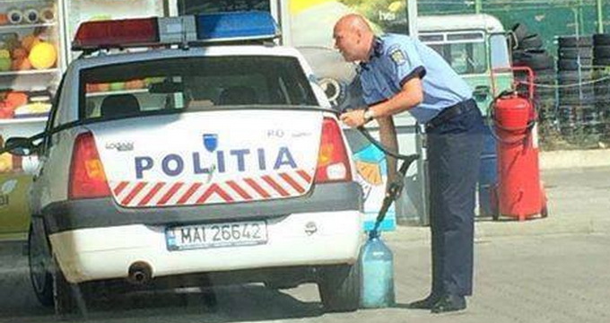 Politistul a dosit un bidon pe care l-a umplut cu benzina
