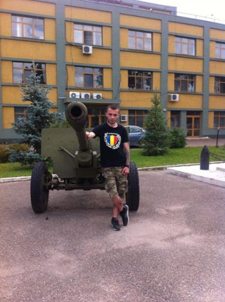 El este Marius, tanarul care considera ca poate sa-si apare tara luptand in Ucraina