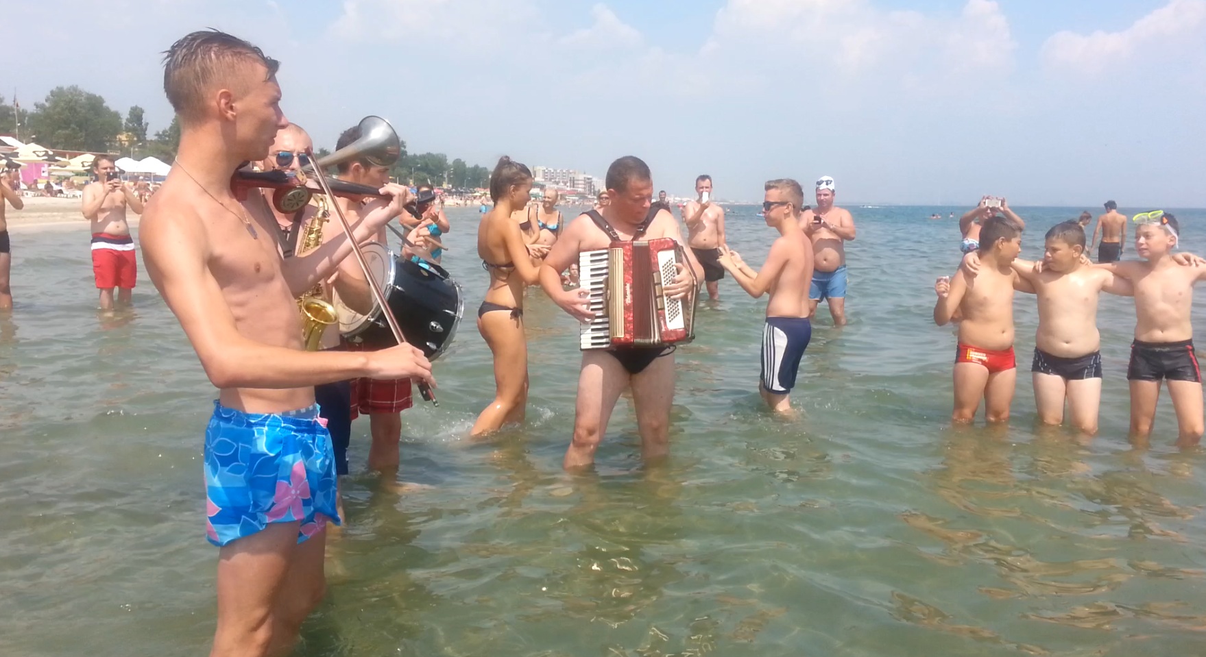 Turistii au incins hora chiar in valurile marii