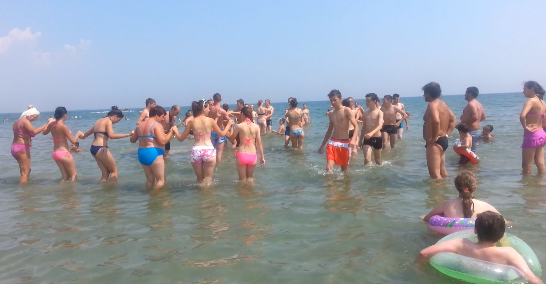 Turistii au incins hora chiar in valurile marii