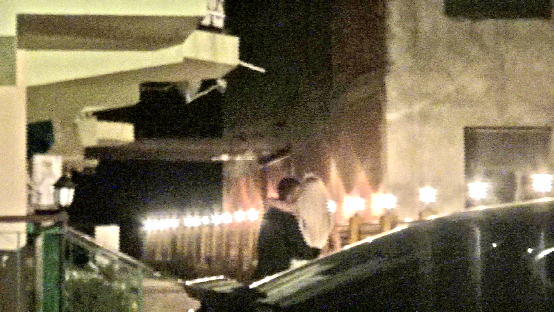 La intrarea in scara, cei doi se opresc, se saruta si se mangaie pasional