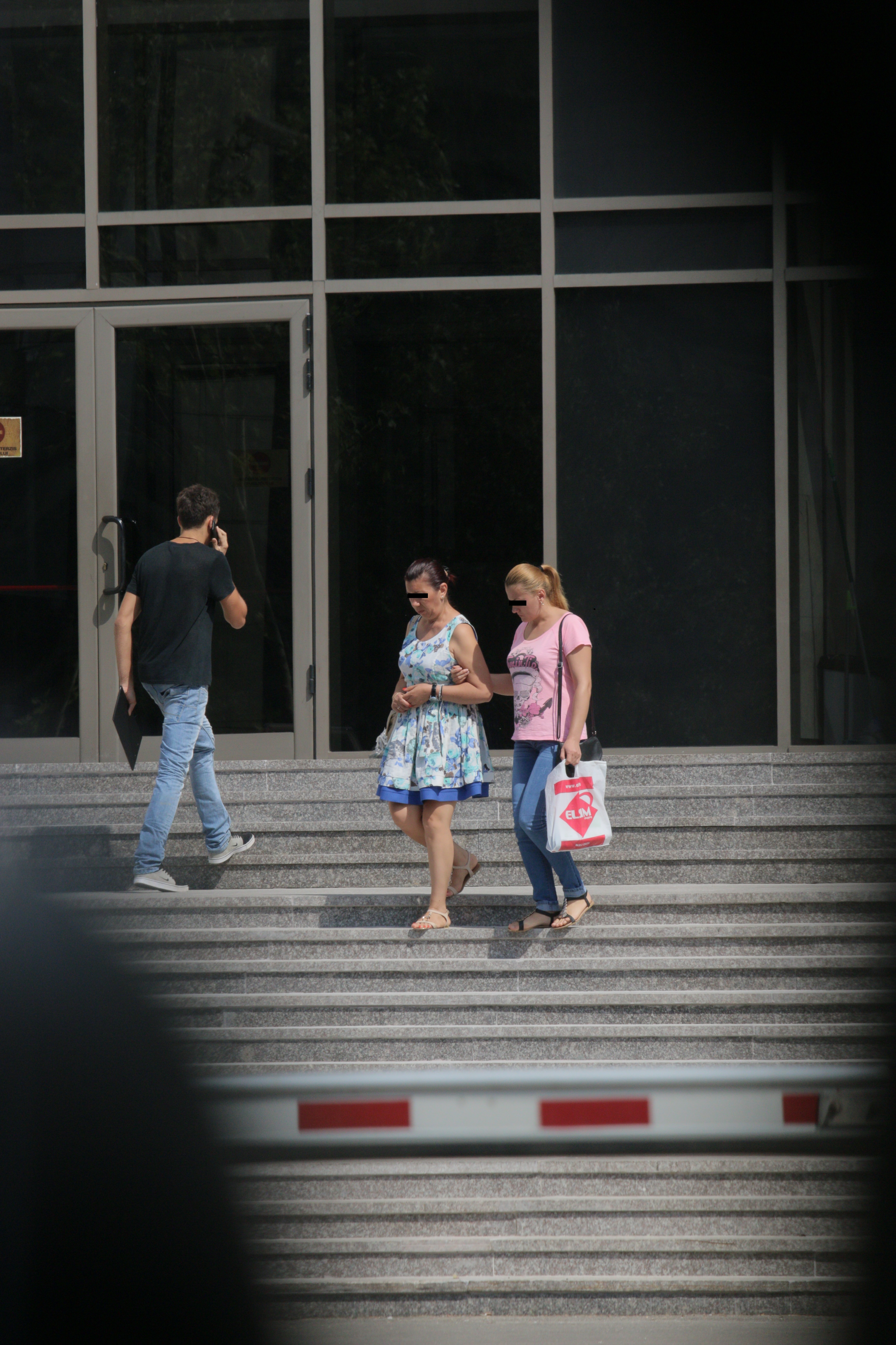 Victima teribilei tentative de asasinat nu poate umbla decat sprijinita de o alta persoana