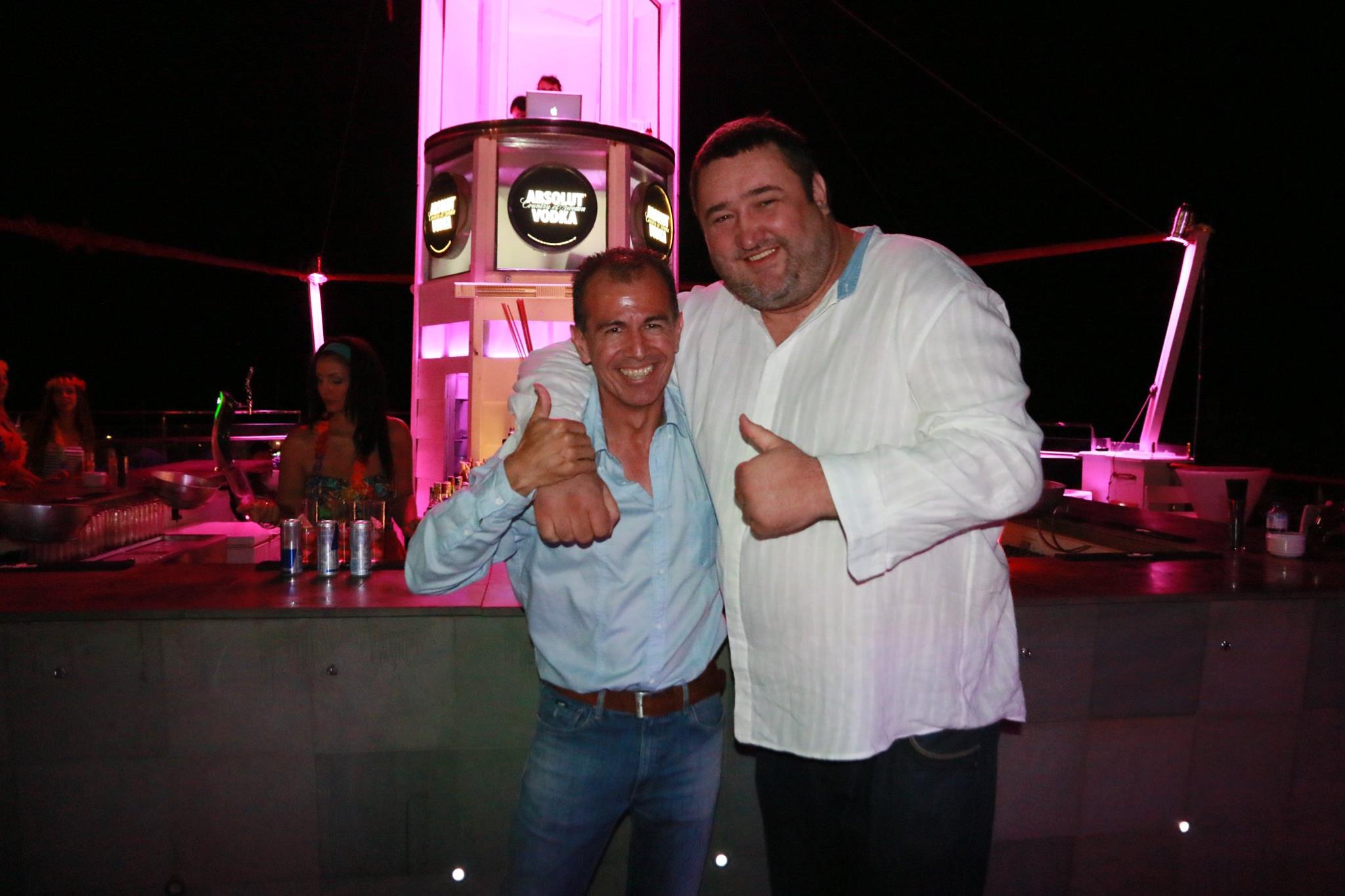 Robert lucra in Tenerife, pentru localul unui roman