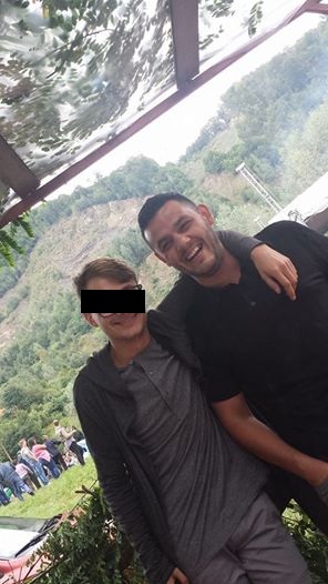 Fostul OTV-ist pozeaza in compania prietenilor