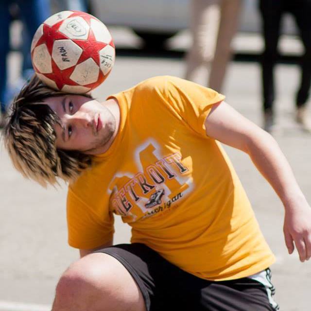 Botosaneanul face acrobatii si la malul marii