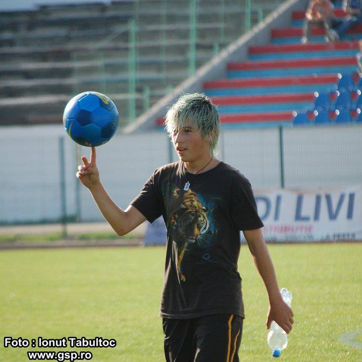 Botosaneanul face acrobatii si la malul marii