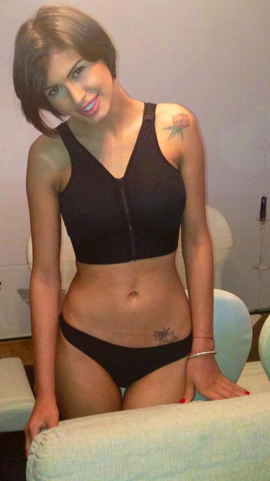 Bruneta regreta tatuajul de pe umarul stang