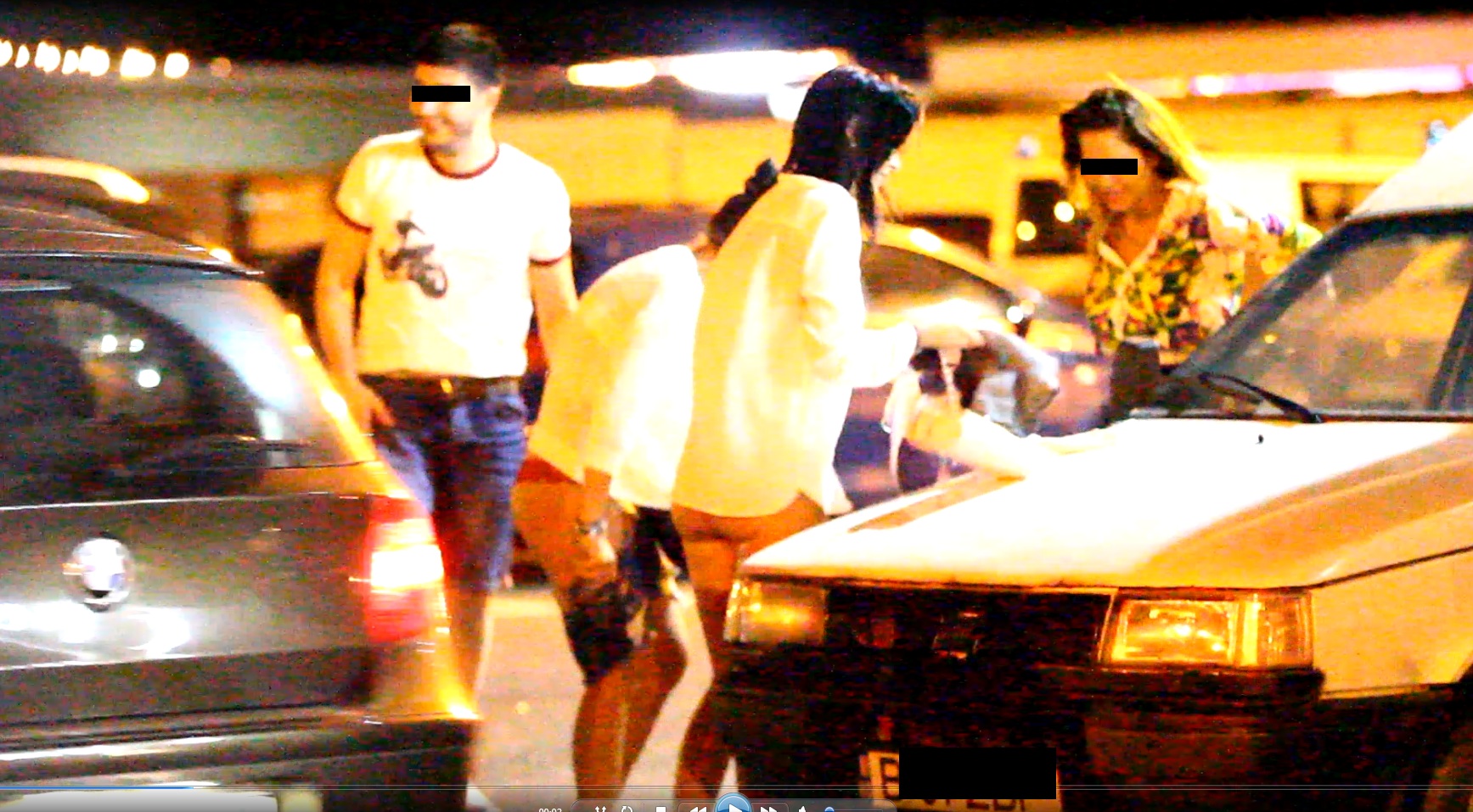 Fetele s-au imbracat in parcare cu haine mai lejere