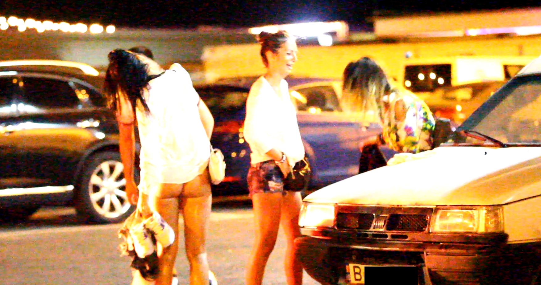 Fetele au defilat goale prin parcare fara nicio jena