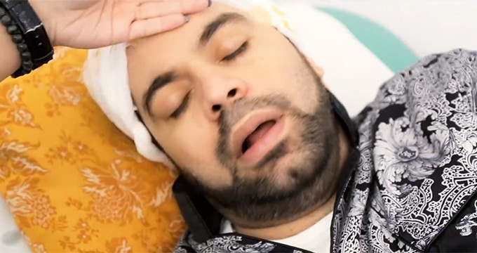 Manelistul se teme sa nu fie crestat cu briciul pe fata, dupa mesajul primit de la camatari