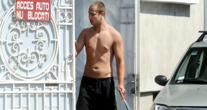 Bogdan Vladan a udat ieri trotuarul din fata casei sale