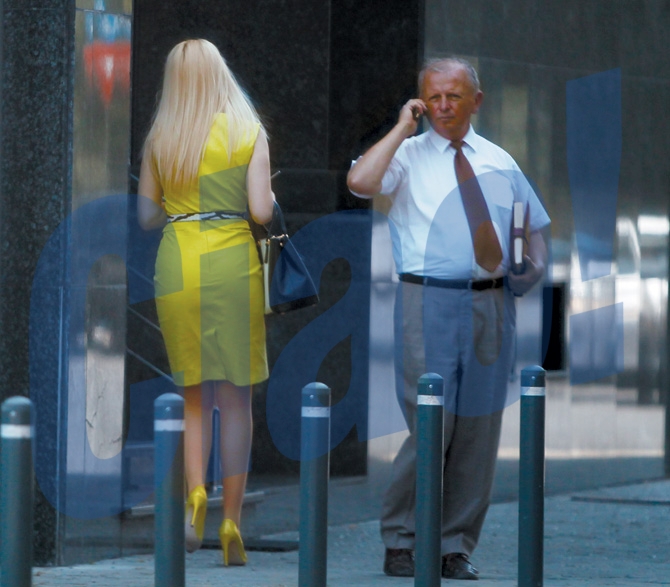 Adina Nicolae isi asorteaza hainele pentru ocazia potrivita