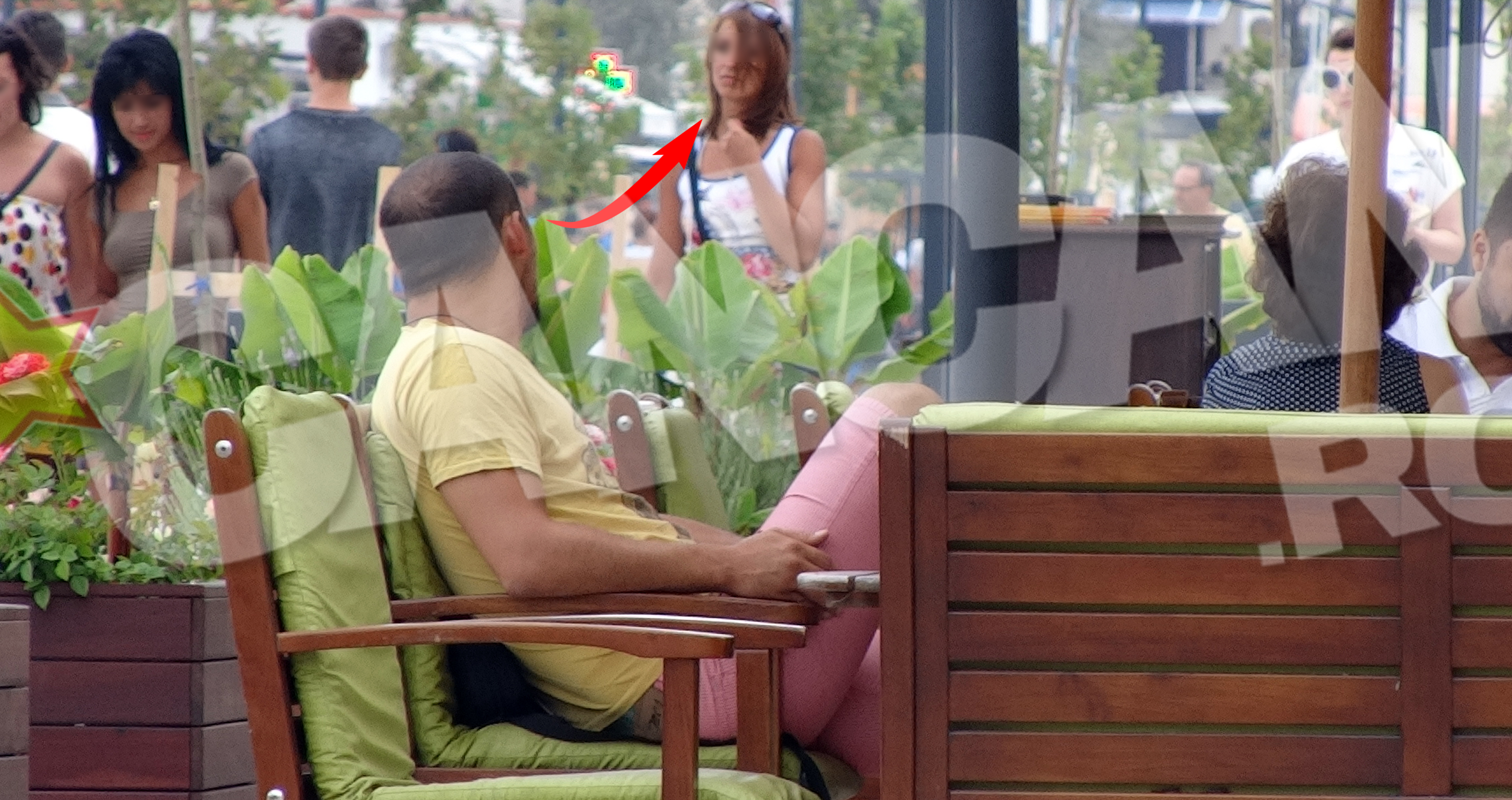 Plictiseala i-a fost intrerupta de o roscata care i-a aparut la orizont