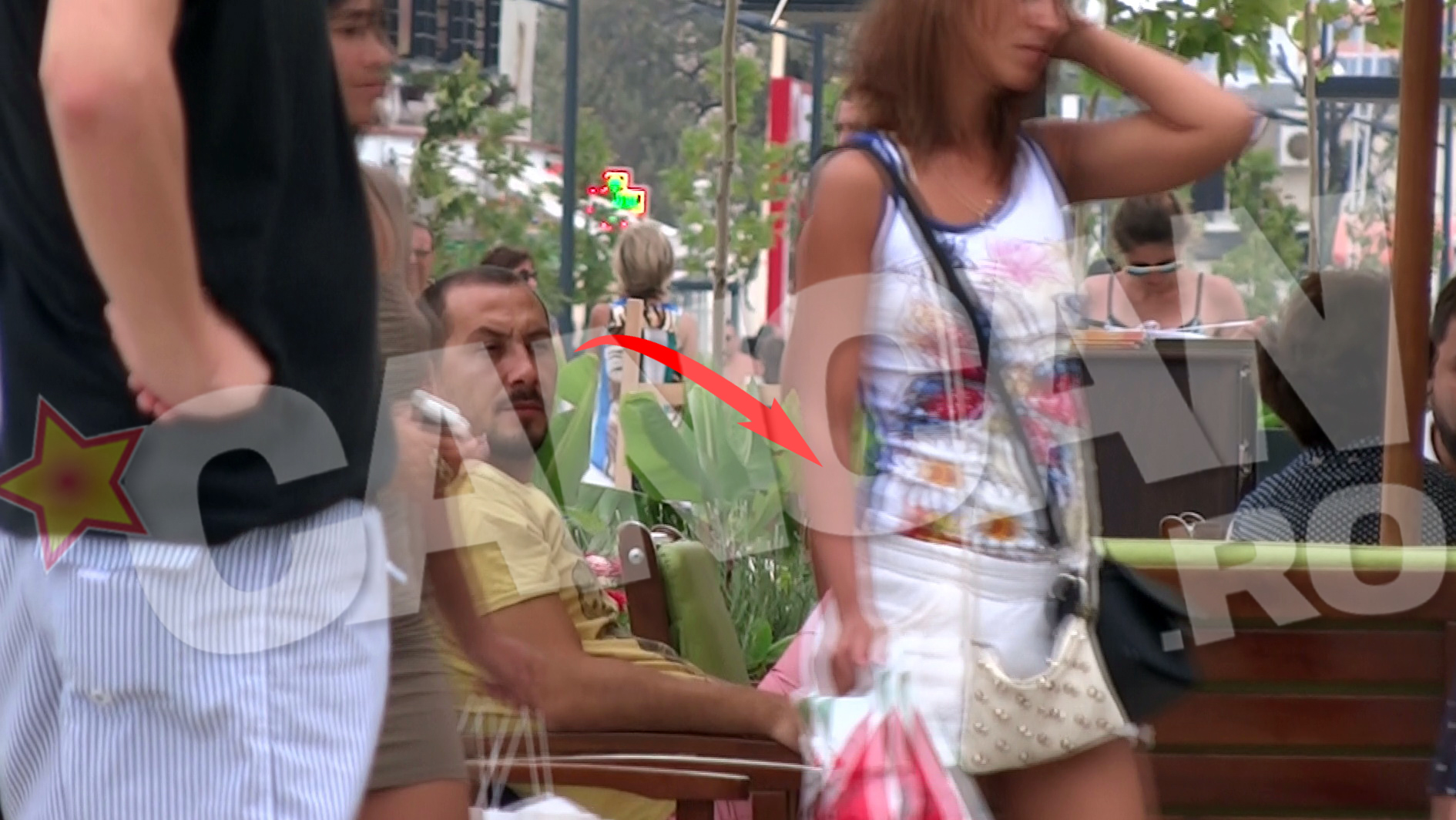 Cantaretul a urmarit-o cu privirea pe roscata