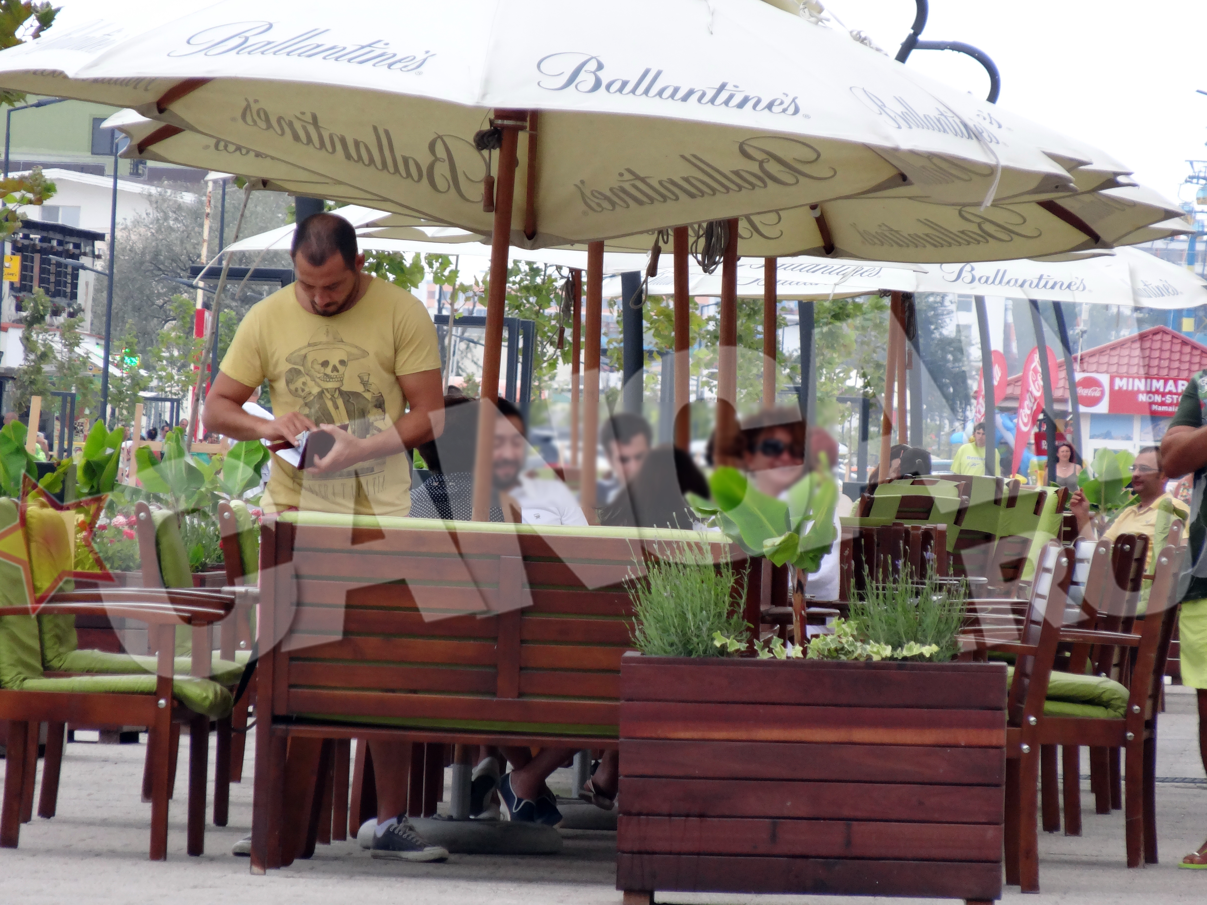 Stefan n-a vrut ca prietenii sa vada cati bani lasa el la nota de plata