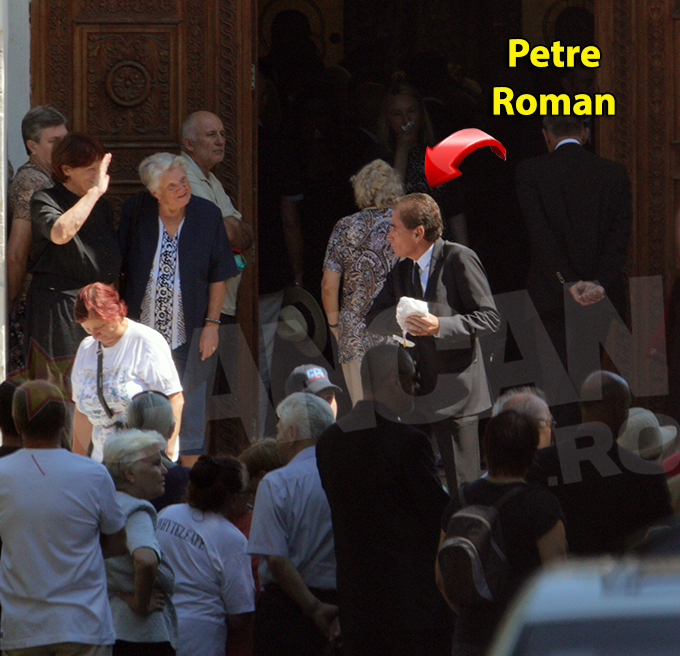 Petre Roman n-a fost slabit de admiratoare nici macar la inmormantare