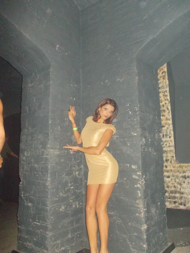 Tanara adora sa se imbrace sexy, mai ales de cand si-a pus silicoane