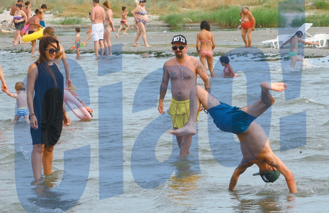 Baietii au distrat-o pe Nico cu tumbe in apa