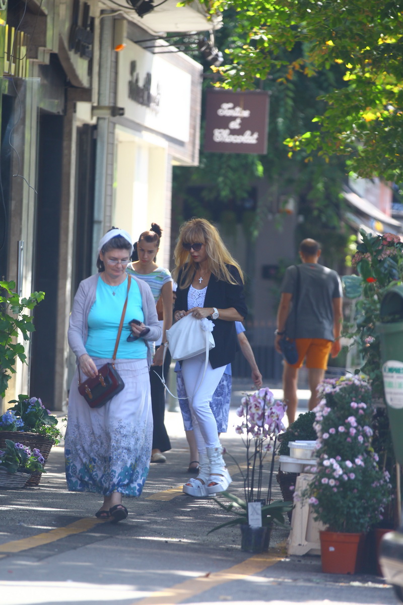 Dana Patriciu s-a dat jos din masina, mergand spre o florarie