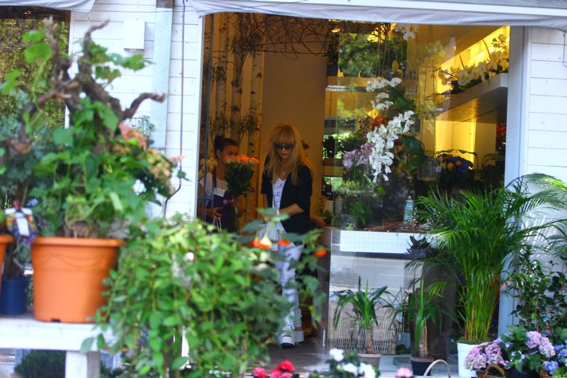 Sotia raposatului alege un buchet frumos in memoria acestuia