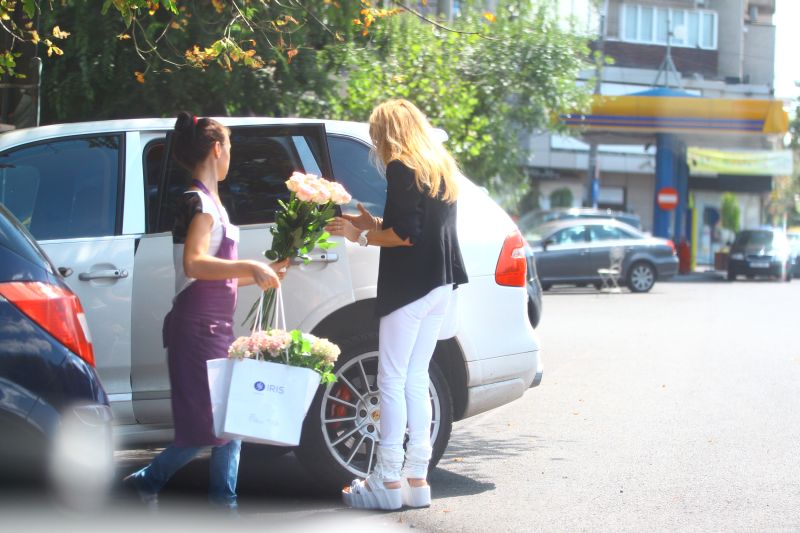 O angajata ii care florile la masina