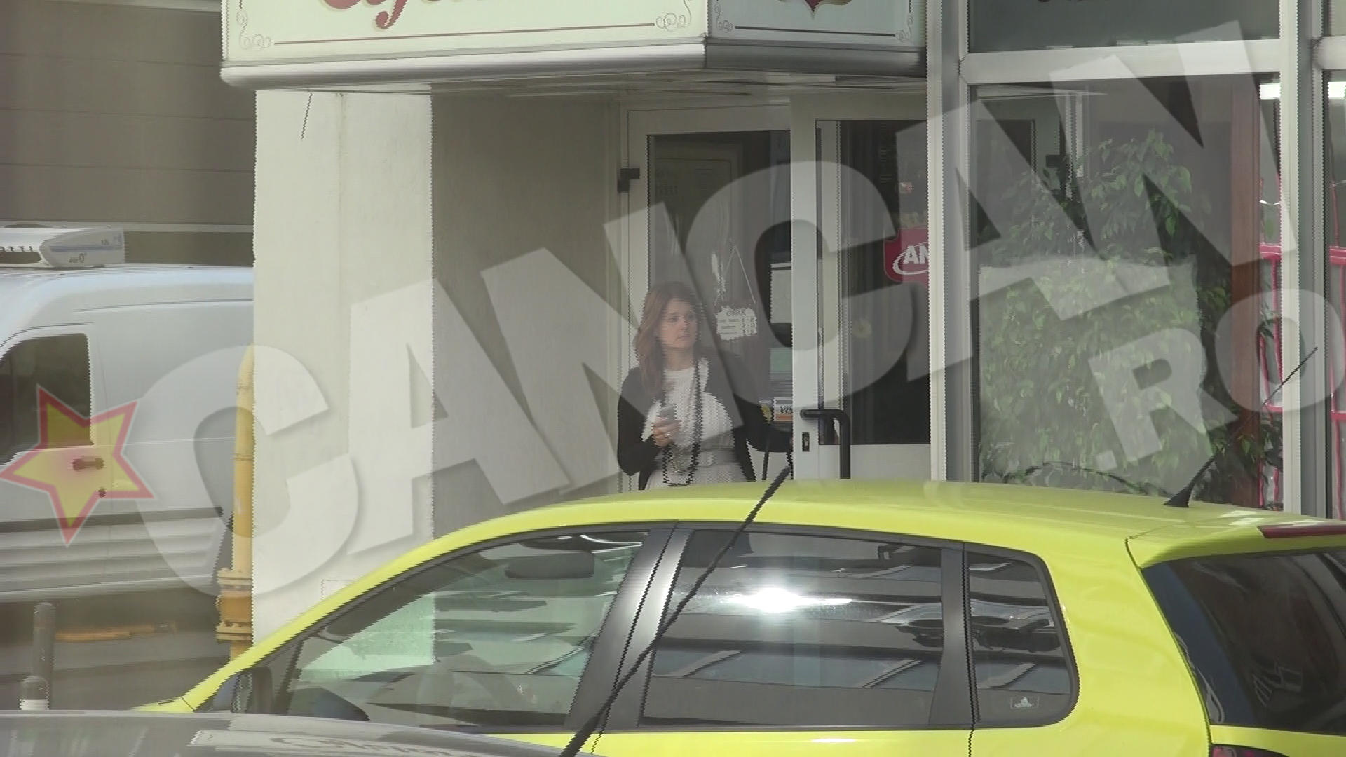 Luminita a asteptat pe cineva sa o ajute cu prajiturile