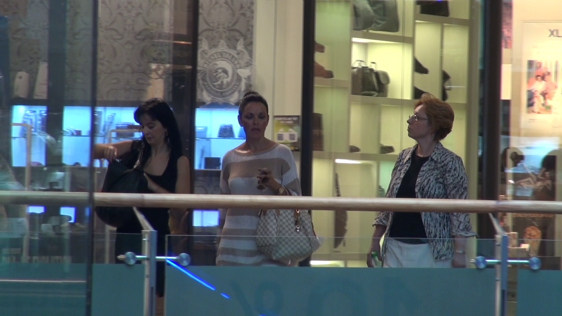 Insotita de doua prietene, manuela Fedorca(centru) a pornit la cumparaturi