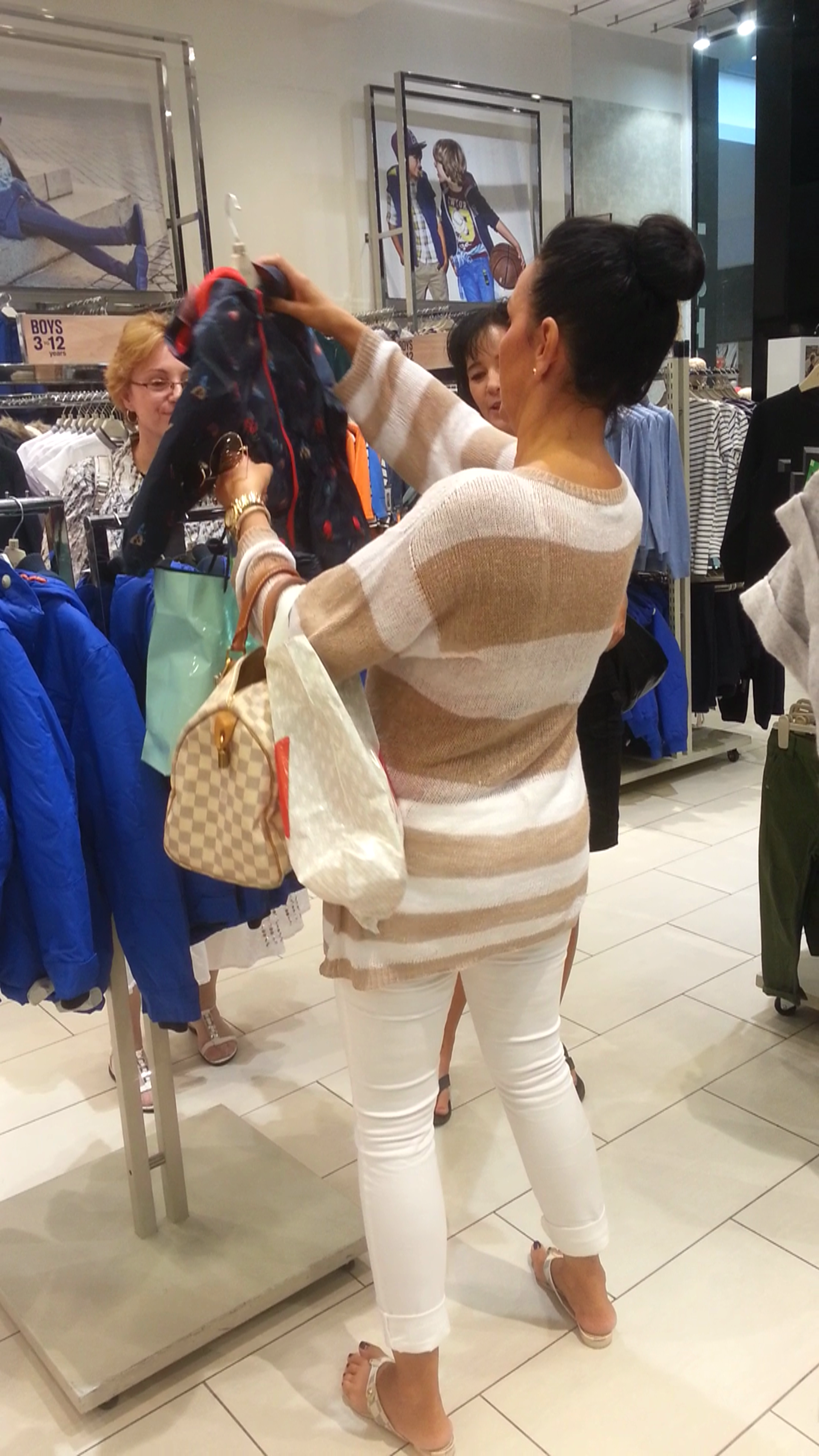 Manuela intoarce hainuta pe toate partile, dar nu este multumita