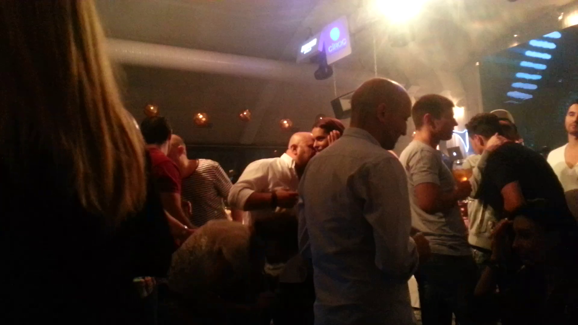 Maestrul culinar profita de muzica la volum maxim ca sa-i sopteasca fetei cuvinte dulci la ureche