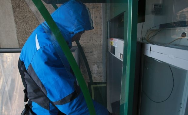 Dupa plecarea victimei, hotul vine si extrage prada