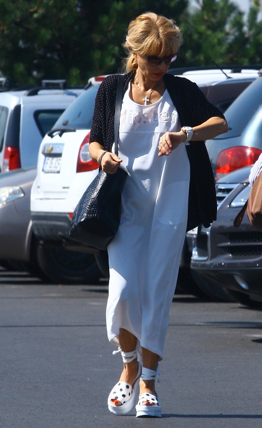 Cocheta Dana si-a facut timp si pentru aprovizionarea cu de-ale gurii, de la un alt magazin