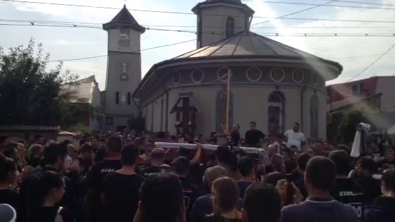 Dupa doar cateva zile, aceeasi prieteni ii carau pe brate sicriul