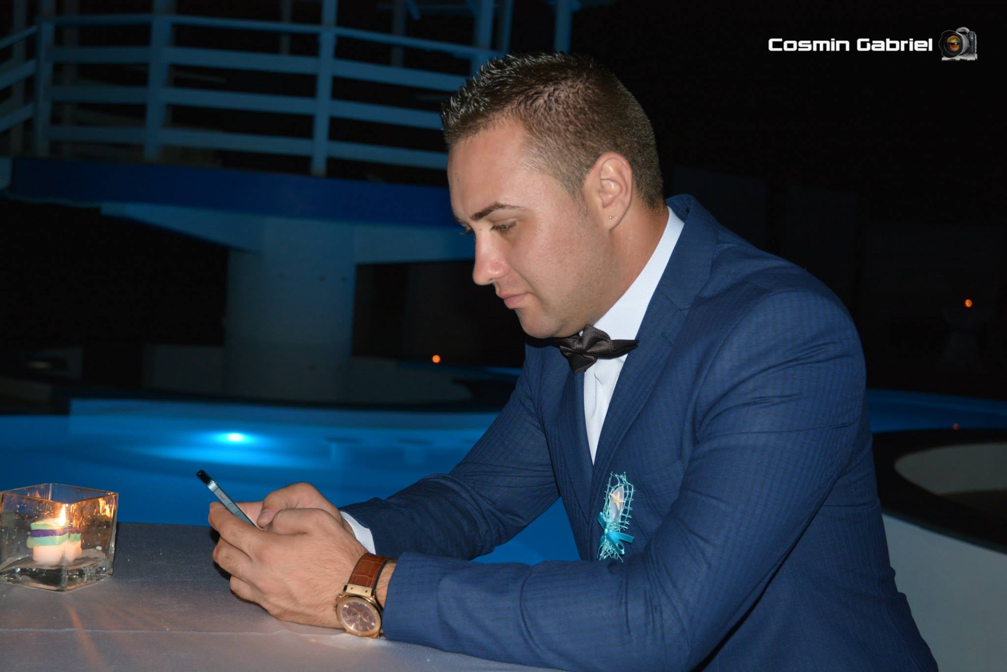 Saptamana trecuta, Adrian s-a distrat de minune la nunta prietenilor sai. Astazi, a fost condus pe ultimul drum imbracat in acelasi costum