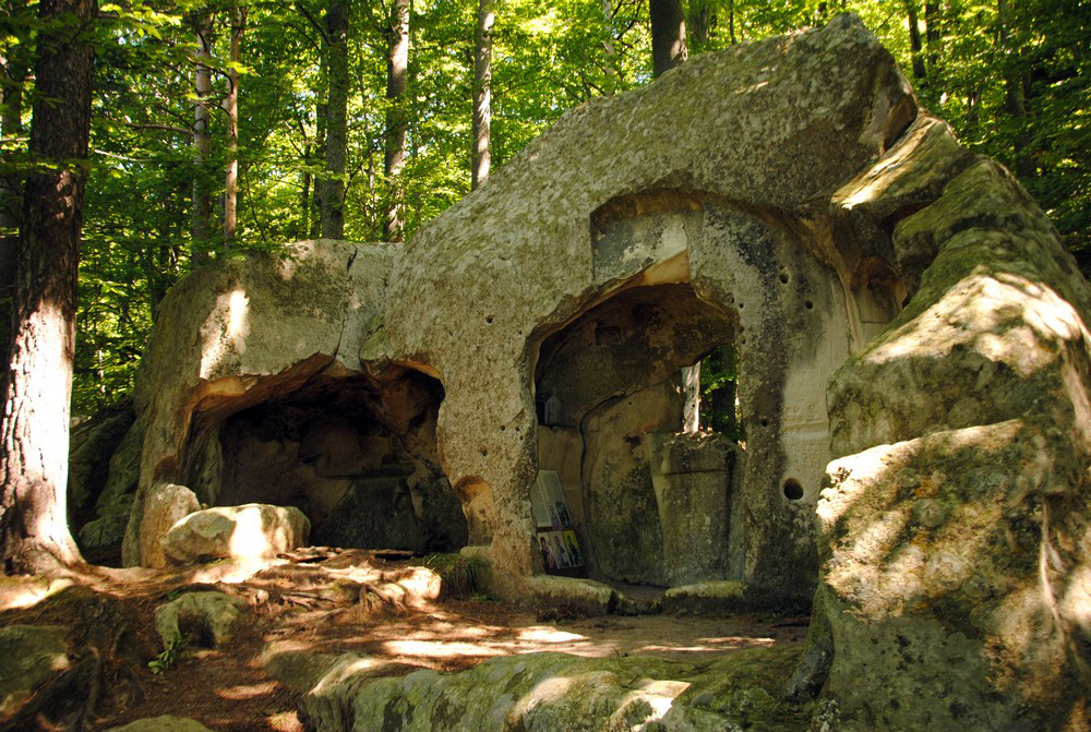 In zona exista si ruinele unor schituri despre care se banuieste ca ar proveni din anul 300 dupa Hristos